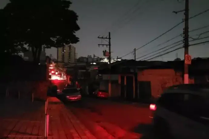um bairro sem energia elétrica, tudo apagado