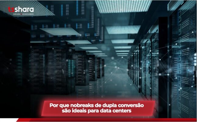 Corredor de data center com servidores e iluminação moderna.