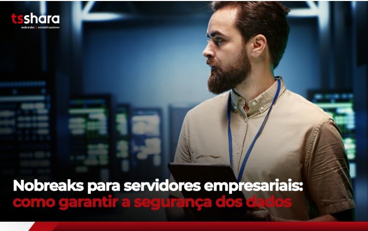 homem em uma sala de servidor
