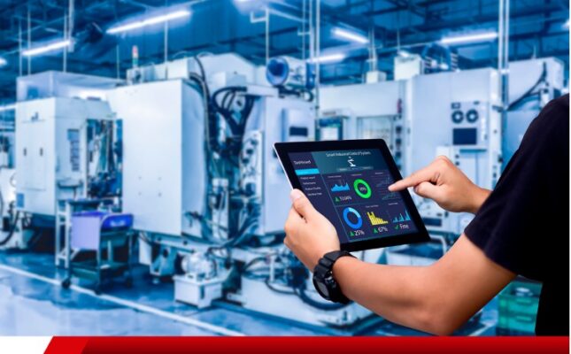Pessoa monitorando fábrica por tablet com dados em tempo real