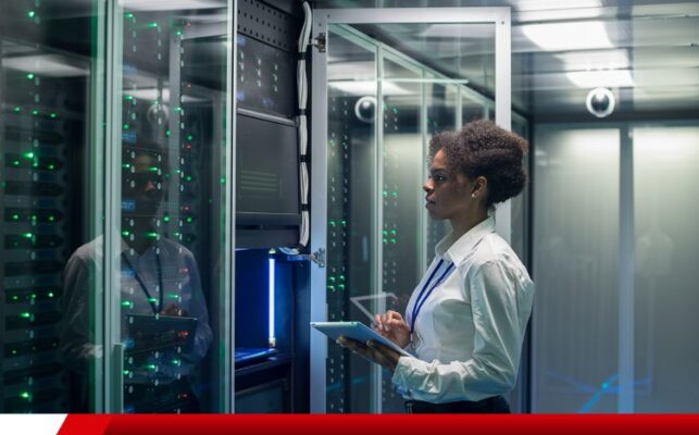 Profissional monitorando servidores em data center