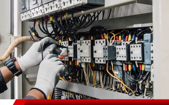 Técnico realizando manutenção em painel elétrico