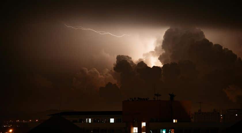 um raio de uma tempestade sob uma cidade