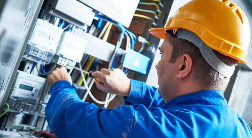eletricista em uma caixa de energia