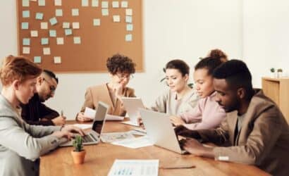 pessoas trabalhando em uma mesa de reunião