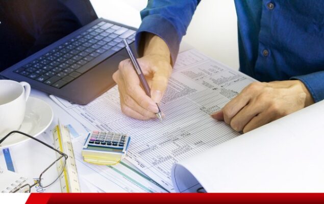 Pessoa analisando projeto técnico com planilhas e notebook