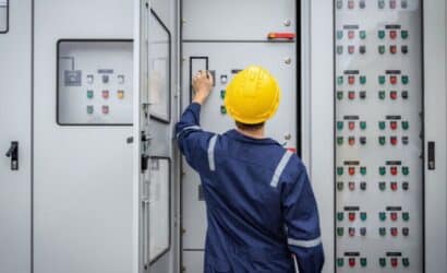 um eletricista fazendo manutenção em uma caixa de energia