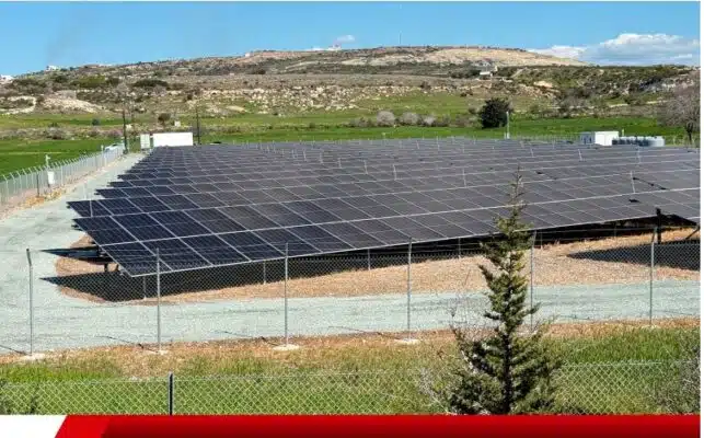 Usina solar com painéis fotovoltaicos em campo aberto