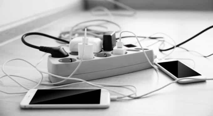 uma extensão de tomada com dois celulares conectados 