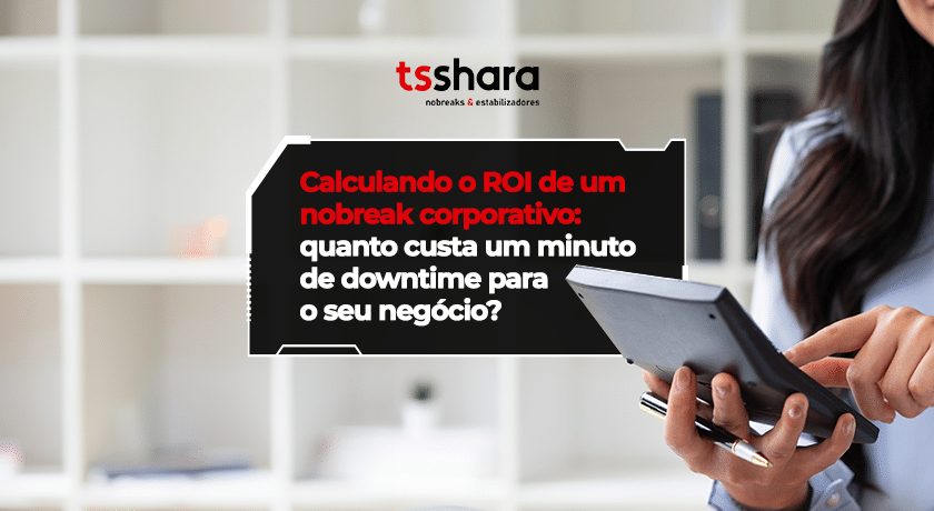 Mulher segurando tablet ao lado de banner sobre ROI de nobreak corporativo.