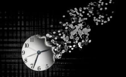 imagem de um relógio de parede esvanecendo e sumindo em partes, fazendo alusão ao tempo passando