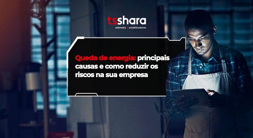 Funcionário no escuro usando tablet com banner sobre queda de energia