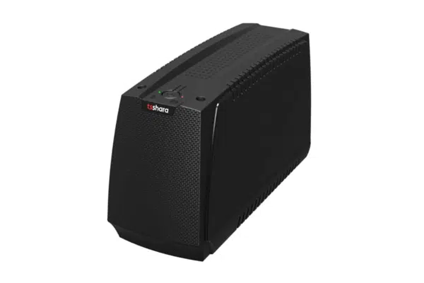 A imagem mostra um nobreak TS Shara com design moderno e compacto. O dispositivo é de cor preta, com uma textura em sua parte frontal, que tem um formato ligeiramente arredondado. Na parte superior, há um botão de controle e indicadores de status, conferindo um visual elegante e funcional, ideal para proteção de dispositivos eletrônicos.