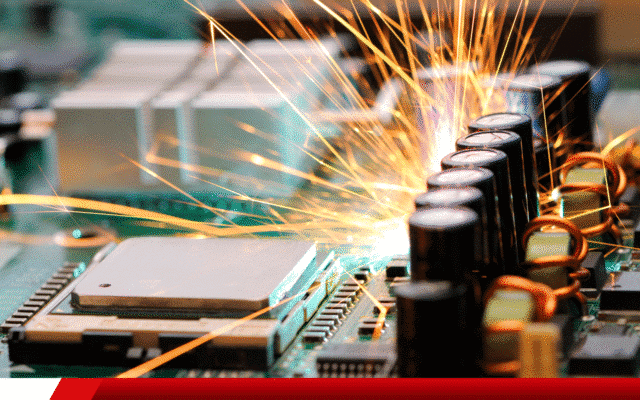 Faíscas em placa eletrônica indicando curto-circuito ou falha elétrica