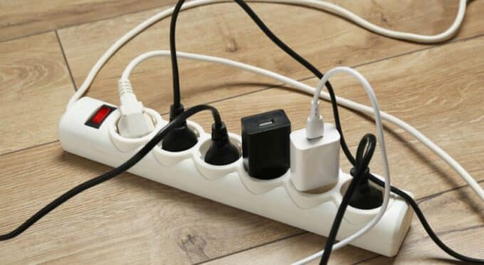 Uma extensão de tomada comum com vários fios de aparelhos onectados a ela