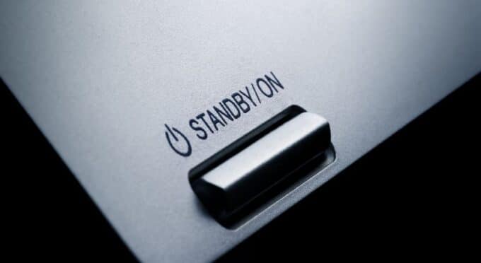 um botão de energia/standby (liga/desliga) em um aparelho eletrônico.