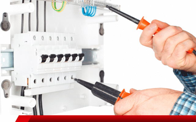 Técnico realizando medição elétrica em painel de disjuntores