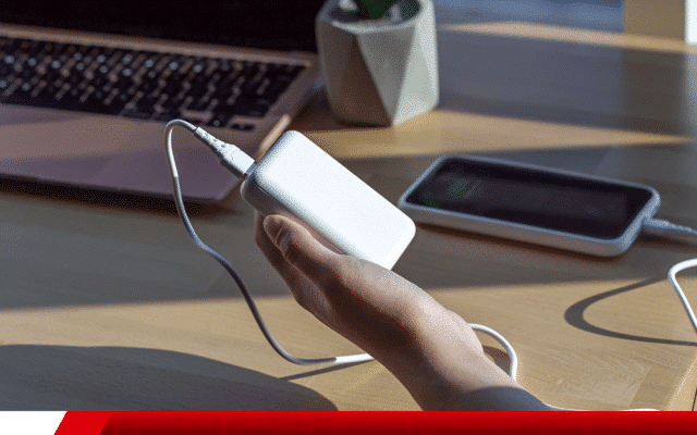 Power bank portátil carregando celular e notebook