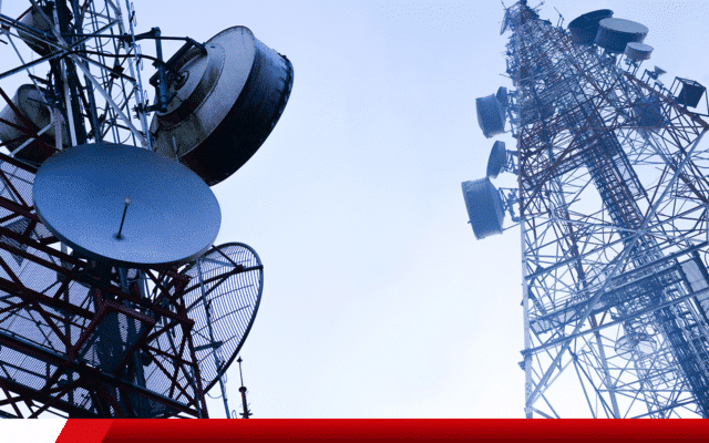 Torres de telecomunicações com antenas de transmissão.