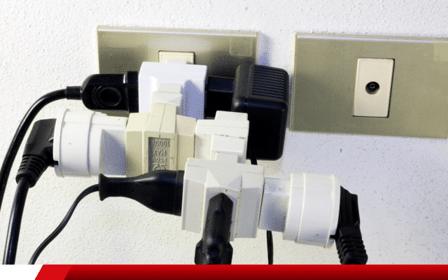 Tomada sobrecarregada com vários adaptadores conectados.