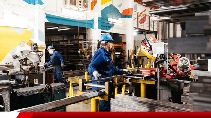 Ambiente industrial com operadores em linha de produção metalúrgica.