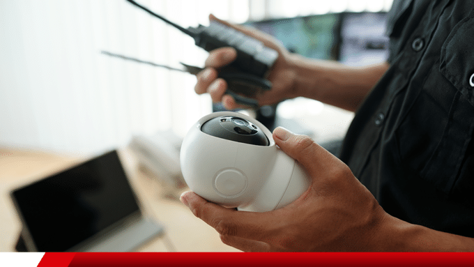 Câmera de segurança sendo instalada com conexão elétrica.