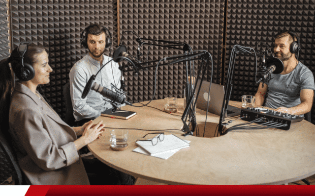Equipe gravando podcast em estúdio com isolamento acústico.