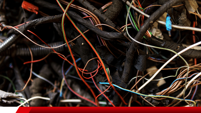 Fiação elétrica desorganizada com risco de curto-circuito.