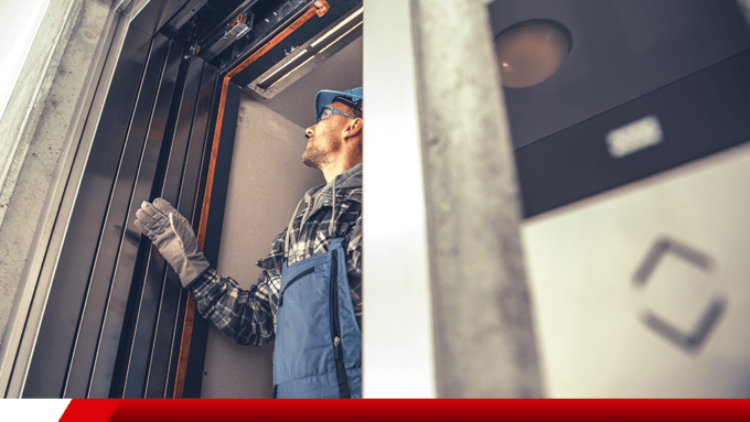 Técnico realizando manutenção em elevador