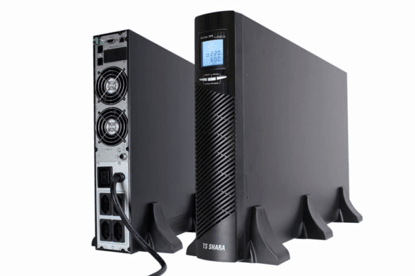 Nobreak TS Shara em formato torre com display LCD frontal e conexões traseiras.