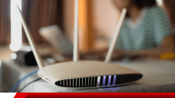 Roteador Wi-Fi em ambiente residencial sobre mesa.