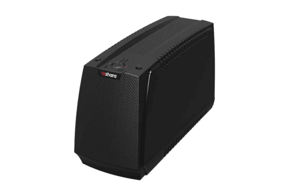 No-break preto da marca TS Shara em posição horizontal. O equipamento tem design compacto, frontal em grade, botões e indicadores luminosos na parte superior. Está isolado em fundo branco, destacando apenas o produto.