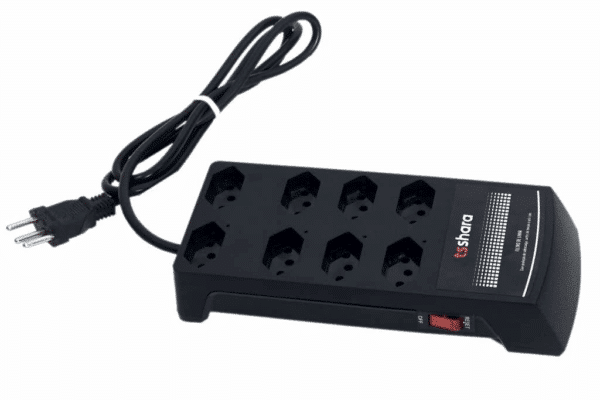 Filtro de linha preto da marca TS Shara, com oito tomadas distribuídas na parte superior. O equipamento possui cabo de energia com plugue, interruptor liga/desliga vermelho na lateral e design compacto. A imagem está isolada em fundo branco, destacando o produto.
